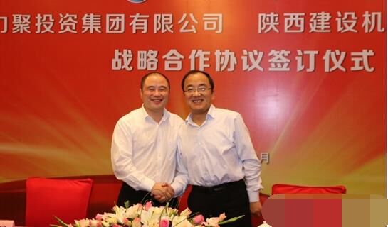 近日，陜建機械與安徽力聚簽訂戰(zhàn)略合作協(xié)議，陜建機械董事長楊宏軍，副總經理、營銷總監(jiān)賀衛(wèi)東，安徽力聚投資集團董事長宋執(zhí)壽，黨支部書記陳邦勤以及安徽潤路公司總經理杜永龍等單位領導出席了會議